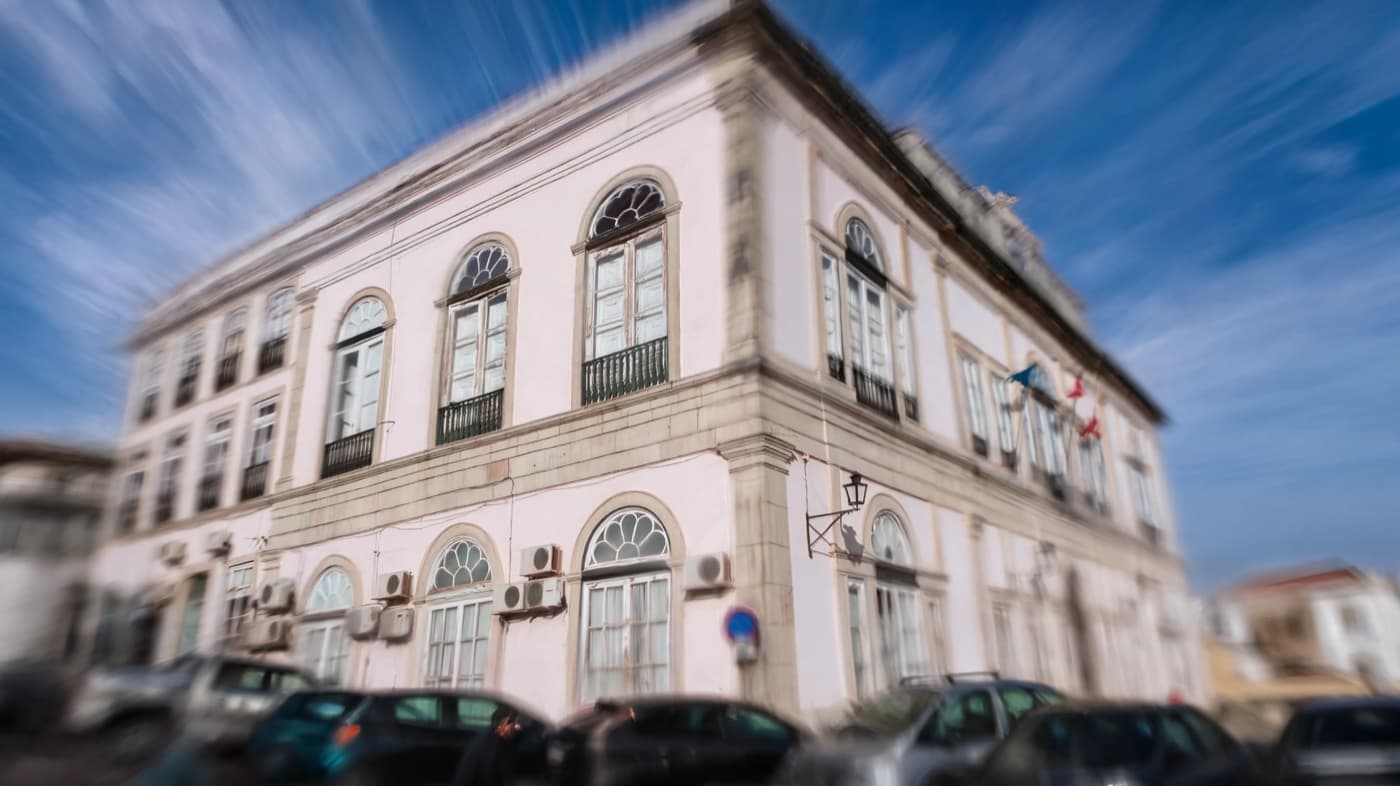 Fachada de um edifício municipal, vista em ângulo