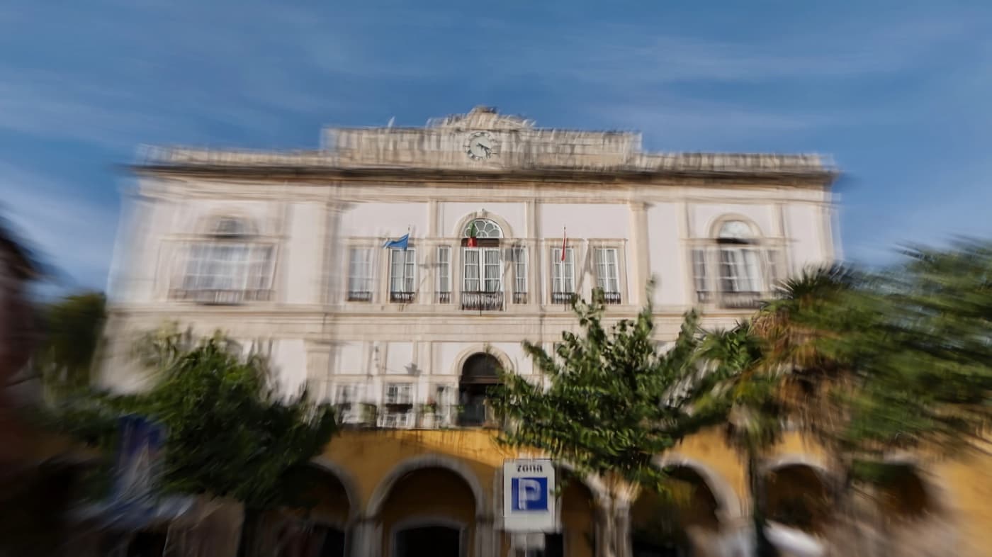 Fachada de um edifício municipal, vista frontal